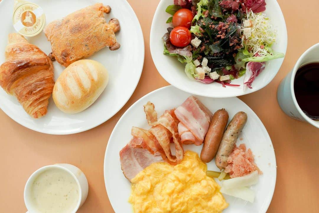 横浜ベイホテル東急［公式］さんのインスタグラム写真 - (横浜ベイホテル東急［公式］Instagram)「// カフェトスカの朝食ブッフェ 「メゾンカイザー」のクロワッサンは ホテル内の工房で焼き上げます 目の前でお作りするオムレツやサラダなど 開放感のあるレストランで爽やかに 贅沢な1日のスタートをお楽しみください！ . #笑顔になる朝食 #東急ホテルズ  #朝食ブッフェ #朝食ビュッフェ  #ホテル朝食 #オムレツ  #ベイ東急de夏休み  #カフェトスカ  #メゾンカイザー  #breakfast #buffet  #hotelbuffet  #maisonkayser  #横浜ベイホテル東急  #みなとみらい #横浜  #みなとみらい線フォト散歩  #yokohamabayhoteltokyu  #yokohama #hotel  #myyokohama」8月10日 0時09分 - yokohamabayhoteltokyu