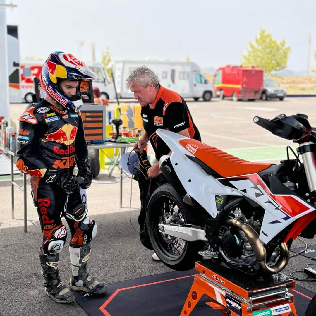 ダニ・ペドロサさんのインスタグラム写真 - (ダニ・ペドロサInstagram)「Great time ridding and learning more about supermotard with @ktm_mtr_team_official. Very grateful to Franco and Anna.」8月10日 0時11分 - 26_danipedrosa