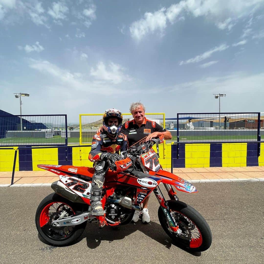 ダニ・ペドロサのインスタグラム：「Great time ridding and learning more about supermotard with @ktm_mtr_team_official. Very grateful to Franco and Anna.」