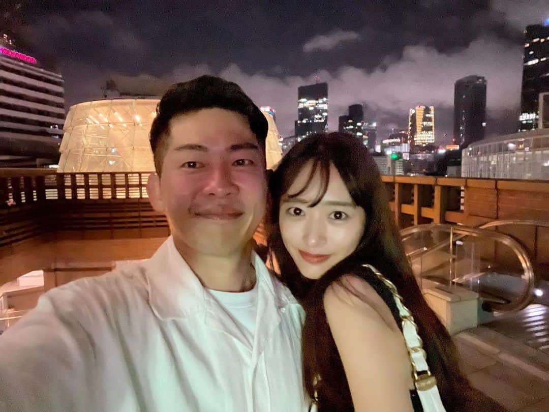 近藤千尋のインスタグラム：「来月の結婚記念日は忙しくてお祝いできなさそうだから、 ちょっと早めに2人でデート👫 (娘2人はスクールお泊まりのため🌻) お寿司食べてお茶してレイトショー見て最高な夜でした🌉✨ あしたも早いから大人しく帰宅🏠笑  六本木デートなんて大人ねぇ👫 9年で合ってるよね、、、?笑 10年目突入、 、 ? 笑 出会ったときから何も変わらない2人だけど、 きっと年々ちゃんと大人になってるはず。 笑 いつも感謝を忘れずに💗 奥さんにしてくれてありがとう❤️  #ほんとは9月5日 #結婚記念日 #だけどその日は大事な行事が #なので今年は今日おデート」