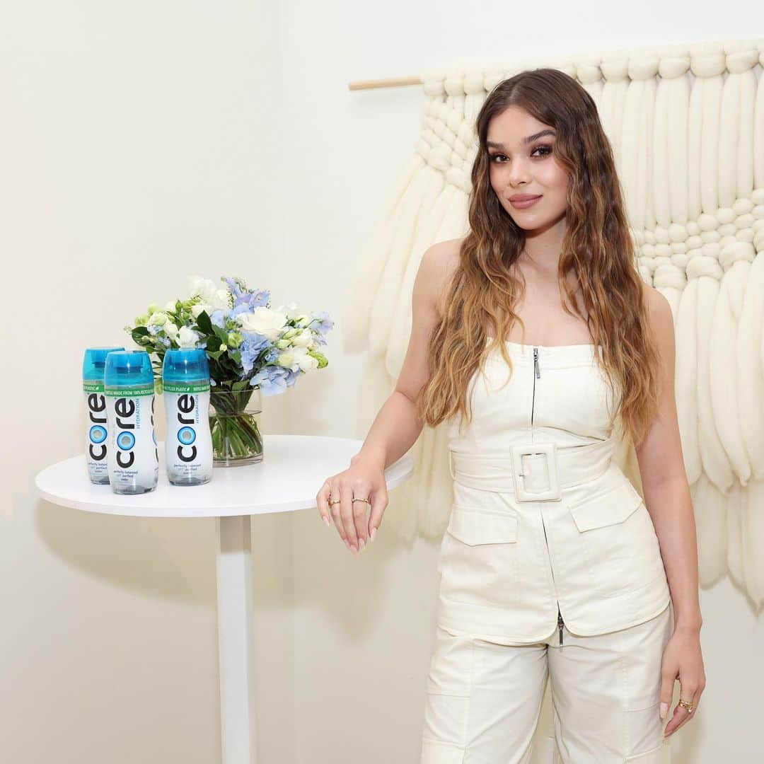 ヘイリー・スタインフェルドのインスタグラム：「#ad Last night was fun. Thanks to everyone who joined me and my @core hydration family at the Where Balance Begins panel in NYC! Xo 💙」