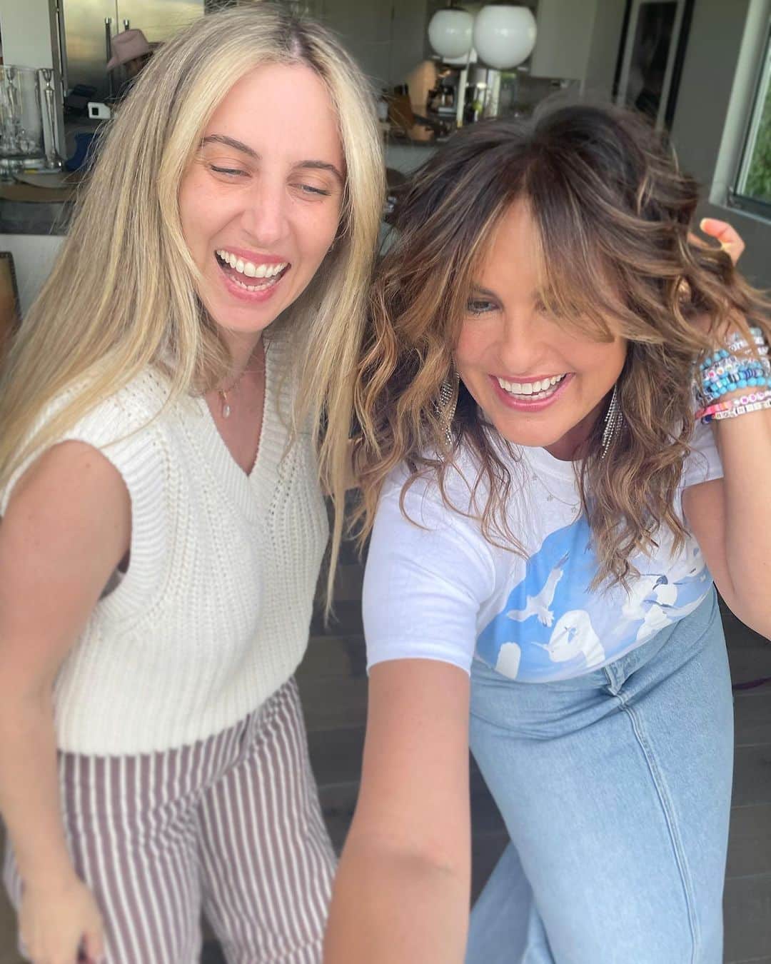 マラ・ロザックのインスタグラム：「She is pure JOY!@therealmariskahargitay thank you for always lighting up a room!  These 1989 waves using all @rozhair (& some new lab samples 🤫) I gotta show you a tutorial on these waves.」
