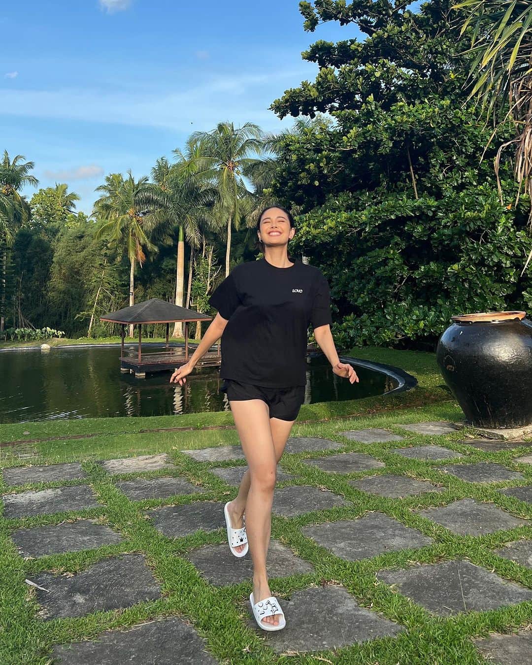 ミーガン・ヤングのインスタグラム：「Happy days at taping 🤍 nakakapagod din magalit palagi katulad ng character ko na si Diana. All of our roles are “Royal High Blood” 😅 kaya mabuti nalang at good vibes lang kami behind the camera to balance out our heavy and galit galitan scenes 🤪」