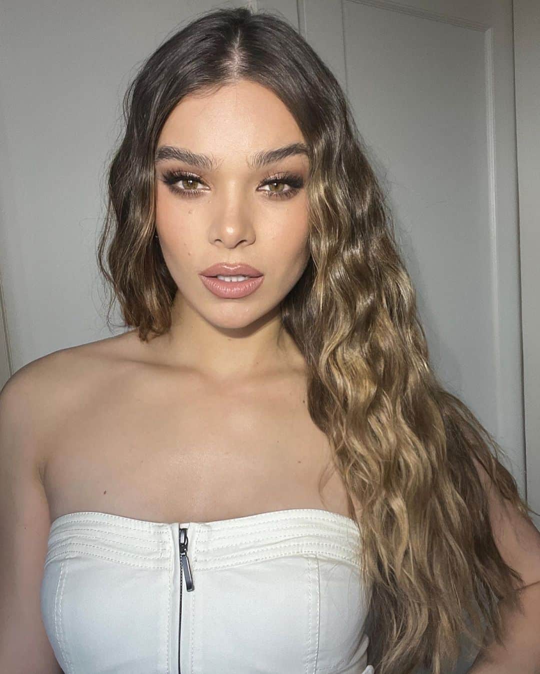 Carolina Gonzalezのインスタグラム：「🤎H A I L E E🤎 Soft Latte  Makeup on @haileesteinfeld  Stylist @robzangardi @marielhaenn  @toddthomasnyc  Hair @daniellepriano  #makeupbyme @cgonzalezbeauty  #CGonzalezBeauty    USING:    @111skin  Celestial Black a Diamond Eye Cream  Celestial Black Diamond Serum  Celestial Black Diamond Cream    @mariobadescu  Lip Mask.  Summer Shine Body Lotion    @armanibeauty  Luminous Silk Concealer 4.75  Luminous Silk Foundation 5.9  Luminous Silk Glow Liquid Bronzer 90  Eye Tints 10s, 11s, 18m, 36m  Luminous Silk Glow Blush 50  Luminous Silk Glow Setting Powder 2, 4  Lip Power Matte 114    @ardellbeauty  Natural Lash 421」