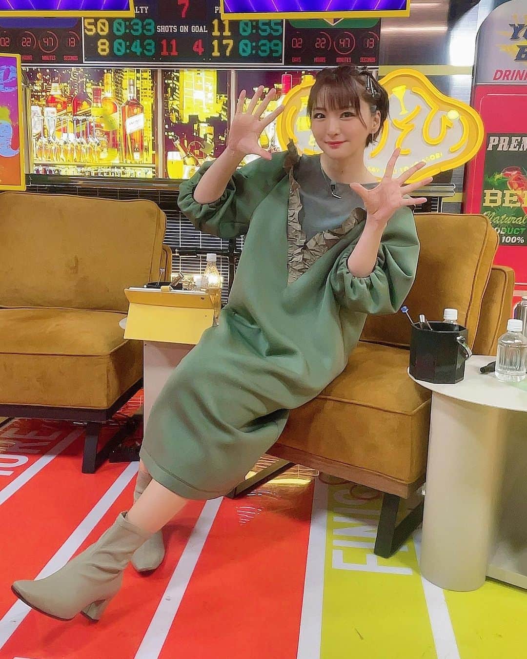 井澤詩織のインスタグラム：「#声優と夜あそび 水曜日にお邪魔しました。すみぺあいにゃちゃんと雑談してたら体感3分で終わった…🍆 ありがとうございました(笑)  お衣装はこちらご用意していただきました〜🙏✨  ワンピース @avie_andensal シューズ @himiko_shoes」