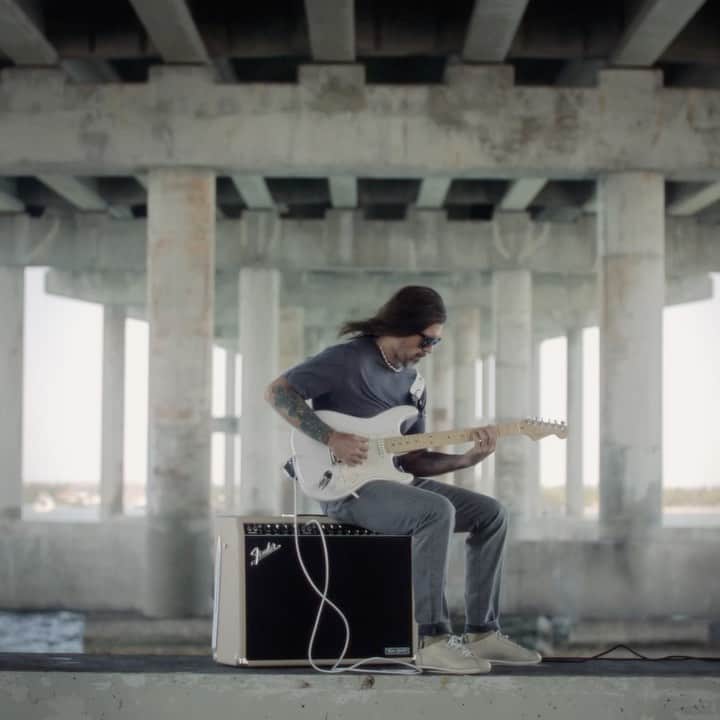 Fender Guitarのインスタグラム：「Presentamos la nueva Juanes Stratocaster. Con un ajuste custom en los micrófonos para un tono único, un circuito de refuerzo en los medios (mid-boost) personalizado, y un acabado satinado en nitrocelulosa "Luna White" - nombrado así en honor a su hija. Cada detalle de la Juanes Stratocaster refleja el sonido icónico del artista que abarca desde el rock hasta la cumbia y más allá permitiendo asi tener una guitarra extremadamente versátil que encaja en gran cantidad de géneros. Obtén más información en el link en bio.  Introducing the @Juanes Stratocaster in Luna White. Featuring specially voiced pickups, a custom mid-boost circuit and a satin Luna White lacquer – named for his daughter – every detail of the Juanes Stratocaster delivers on his iconic sound that stretches from rock to cumbia and beyond. Learn more at the link in bio.」