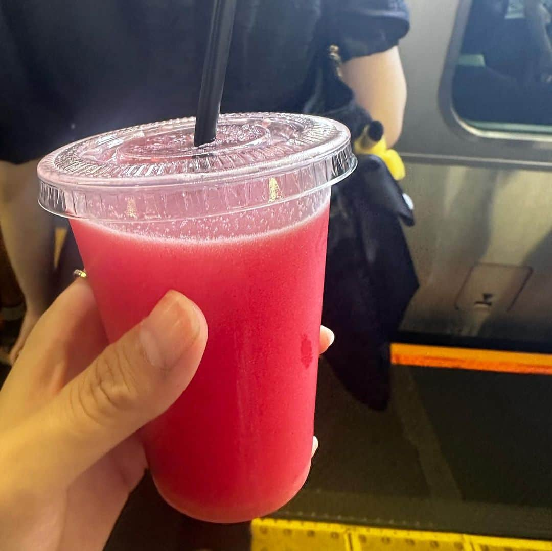 早川茉希さんのインスタグラム写真 - (早川茉希Instagram)「🍉🍹 この時期スイカジュースが 沢山出てて嬉しい🥹✨  スタバのスイカフラペチーノも 初日にいただきました😋🍉  #夏といえば #スイカ #スイカジュース #ノック #ミッドタウン六本木 #家族ランチ #子連れランチ #休日 #休日コーデ #30代コーデ  #スイカフラペチーノ #スタバ #新作 #夏の思い出 #🍉」8月10日 0時46分 - maki_hayakawa