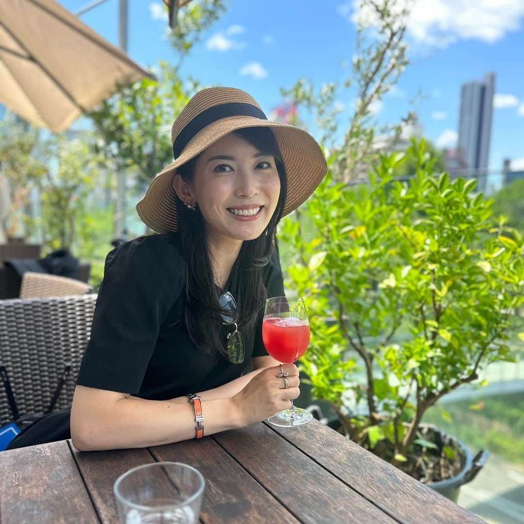 早川茉希さんのインスタグラム写真 - (早川茉希Instagram)「🍉🍹 この時期スイカジュースが 沢山出てて嬉しい🥹✨  スタバのスイカフラペチーノも 初日にいただきました😋🍉  #夏といえば #スイカ #スイカジュース #ノック #ミッドタウン六本木 #家族ランチ #子連れランチ #休日 #休日コーデ #30代コーデ  #スイカフラペチーノ #スタバ #新作 #夏の思い出 #🍉」8月10日 0時46分 - maki_hayakawa