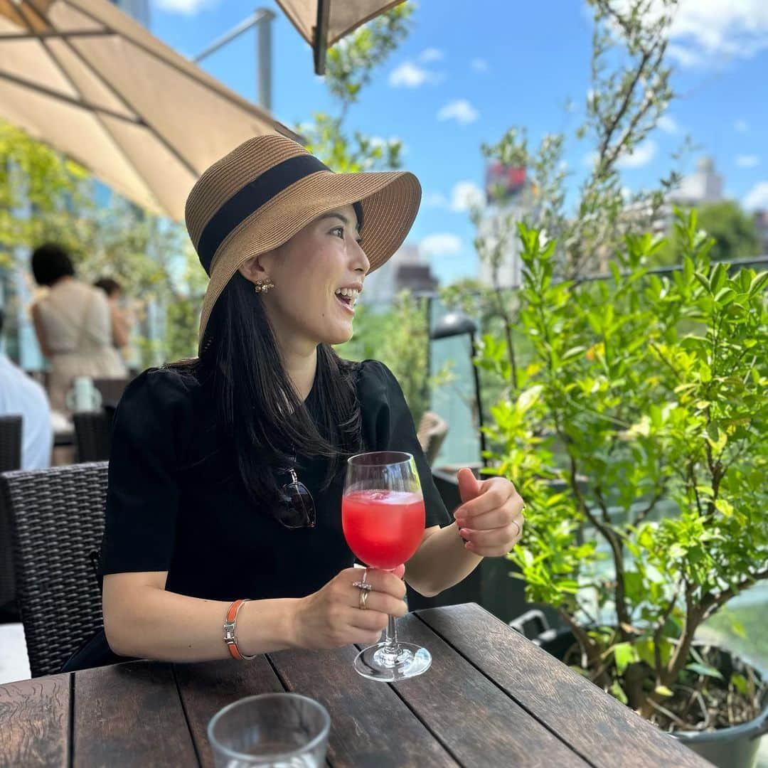 早川茉希さんのインスタグラム写真 - (早川茉希Instagram)「🍉🍹 この時期スイカジュースが 沢山出てて嬉しい🥹✨  スタバのスイカフラペチーノも 初日にいただきました😋🍉  #夏といえば #スイカ #スイカジュース #ノック #ミッドタウン六本木 #家族ランチ #子連れランチ #休日 #休日コーデ #30代コーデ  #スイカフラペチーノ #スタバ #新作 #夏の思い出 #🍉」8月10日 0時46分 - maki_hayakawa