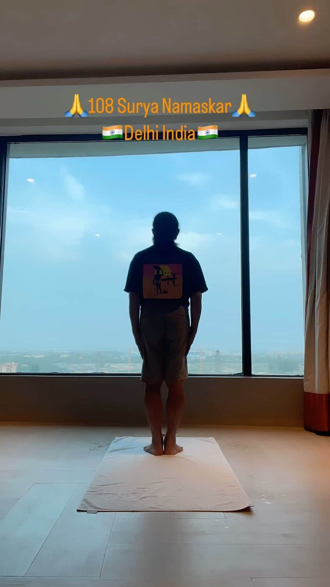 Ken Harakumaのインスタグラム：「インドデリー到着後、先ずはホテルのお部屋で108回太陽礼拝❣️ @international_yoga_center」