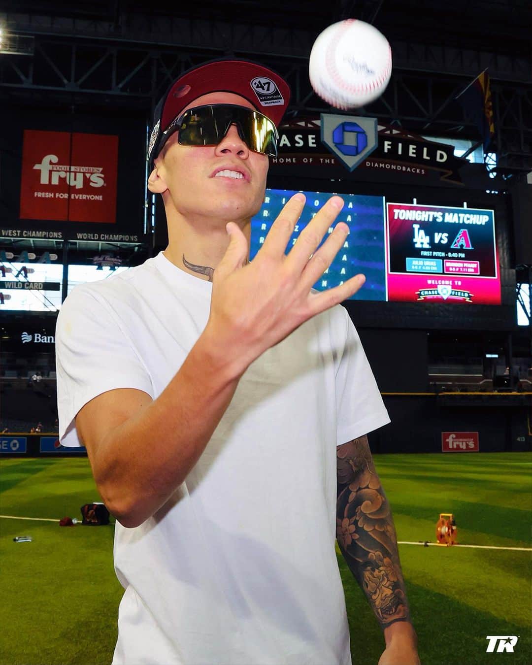 アリゾナ・ダイヤモンドバックスのインスタグラム：「⚾️ x 🥊  Sights from @OscarValdez56’s first pitch to kick off fight week!」