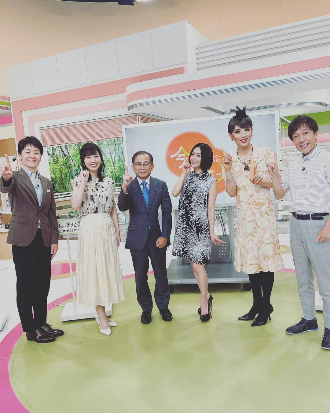 酒井法子さんのインスタグラム写真 - (酒井法子Instagram)「酒井法子35th Anniversary  Premium Best 2023.7.19リリース記念 サインお渡し会に、北は北海道から 東京、名古屋、大阪、福岡まで 本当に沢山の方々が お越しくださり誠に誠に誠に 有難う御座いました🙇‍♀️🙇‍♀️🙇‍♀️🙇‍♀️🙇‍♀️🙇‍♀️🙇‍♀️🙇‍♀️🙇‍♀️ 全ての会場となったタワーレコード店さん、ラジオ局、テレビ局、 取材での出会いが、とてもとても 暖かく。心の底から嬉しくて嬉しくて この場をお借りして感謝の気持ちを お伝えさせてください🙇‍♀️ 沢山の愛を差し出してくださり 本当に有難う御座いました😭😭😭😭😭😭 デビューしてから35年。プラス1...💙 応援してくださる皆様と共に 歩かせて頂いた日々。。 思い出深い楽曲の全てが今もなお💙 決っして色褪せる事なく、 今回更にブラッシュアップもして頂き、 最高にキラキラした形で 皆様のお手元にお届けする事が叶いました。 それもこれも、あれも！全て応援してくださる 皆様がいてくださるから。。 本当にそのお陰様でしかありません。😭😭😭😭 Funny JANE💙大人カッコいい楽曲まで 誕生させていただき、 こんなに幸せな事はありません。 これからも 引き続き精進して参りますので 何卒。。暖かく見守っていただけますよう。。 どうぞ😢宜しくお願い致します🙇‍♀️🙇‍♀️🙇‍♀️🙇‍♀️ #premiumbest #ビクターエンターテイメント #タワーレコード #愛してる #有難う御座います #酒井法子」8月10日 0時47分 - noriko_sakai_official