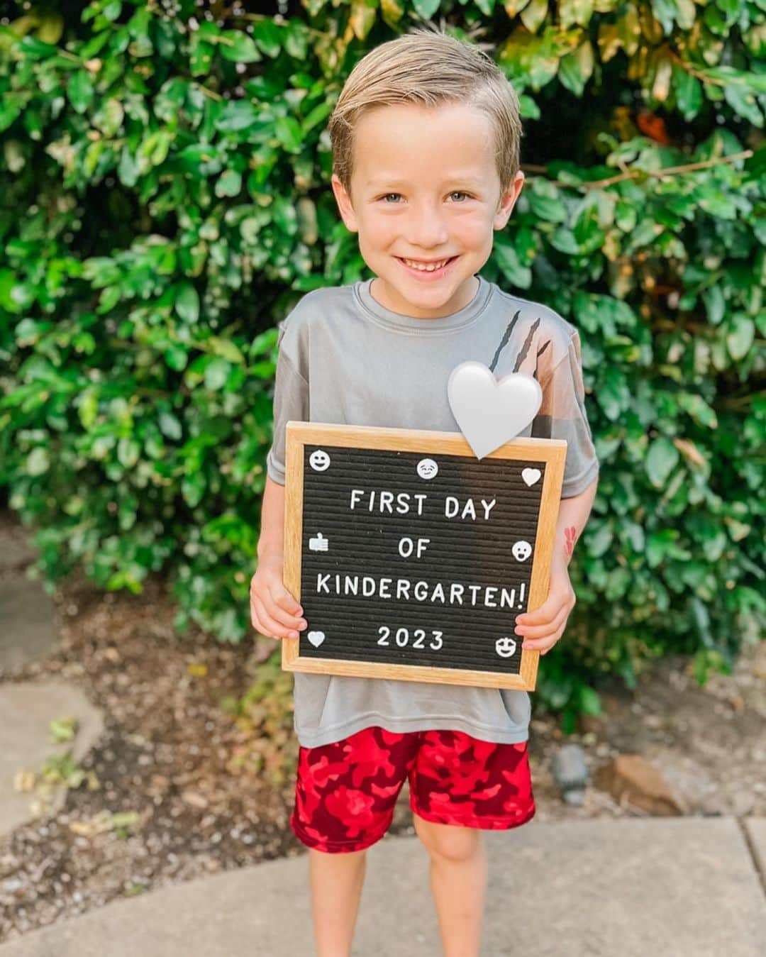 カーリー・パターソンさんのインスタグラム写真 - (カーリー・パターソンInstagram)「Our little kindergartener has been anxiously awaiting this day, he could hardly go to sleep last night! His joy for life is contagious and we are so excited to watch him grow this year🩵」8月10日 0時51分 - carlypatterson04