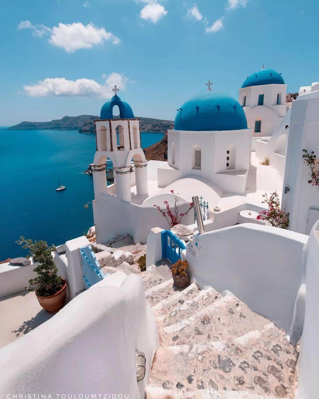 Wonderful Placesさんのインスタグラム写真 - (Wonderful PlacesInstagram)「Beautiful Santorini in Greece 😍🌺🇬🇷 Tag your travel partner 🥰🥰 . 📸 ✨@christinatouloumtzidou✨ #wonderful_places for a feature ♥️」8月10日 0時55分 - wonderful_places