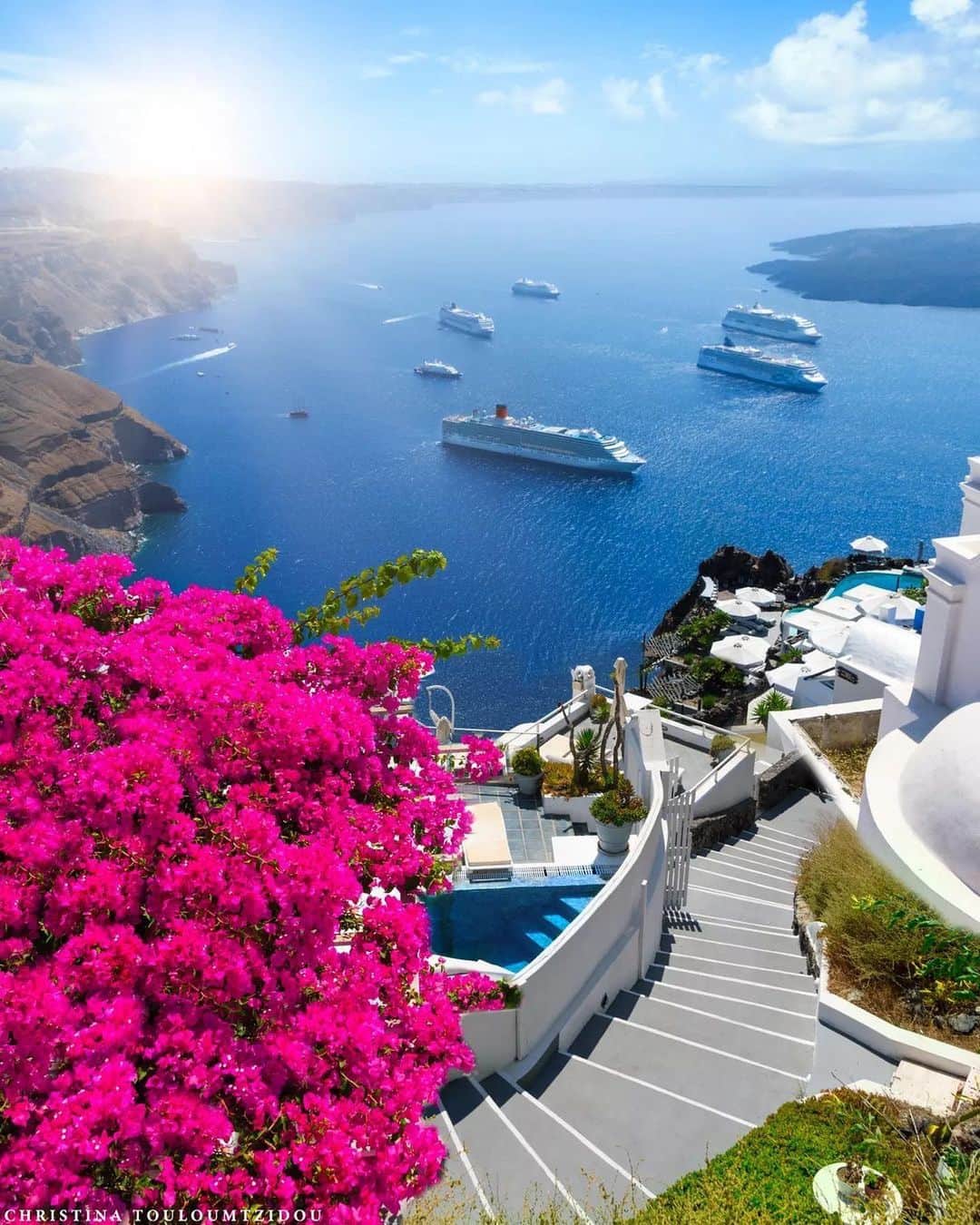 Wonderful Placesさんのインスタグラム写真 - (Wonderful PlacesInstagram)「Beautiful Santorini in Greece 😍🌺🇬🇷 Tag your travel partner 🥰🥰 . 📸 ✨@christinatouloumtzidou✨ #wonderful_places for a feature ♥️」8月10日 0時55分 - wonderful_places