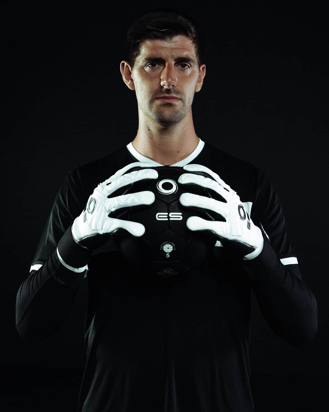 ティボ・クルトゥワのインスタグラム：「It’s exciting to share with you, that the @elitesportgk Family is growing, and this time we went crazy!!  We are delighted to announce that Thibaut Courtois - Real Madrid Star, widely recognized as the world's best goalkeeper, is now part of our Family!   Convincing such incredible GK was quite a challenge; however, our commitment to perfection and excellence in the quality of our gloves made the difference for him.   We are very proud to have you in our Elite Sport Family. Welcome @thibautcourtois!  ----  #StickToYourGoal #EliteGrip #EliteSport #Goalkeeper #GoalkeeperGloves #Saves #SoccerKeeper #CleanSheet #GoalkeeperTraining #GoalkeeperLife #SaveOfTheDay #GoalieLove #SafeHands #GoalkeeperSkills #KeepersUnion #KeepItOut #keepersaredifferent」