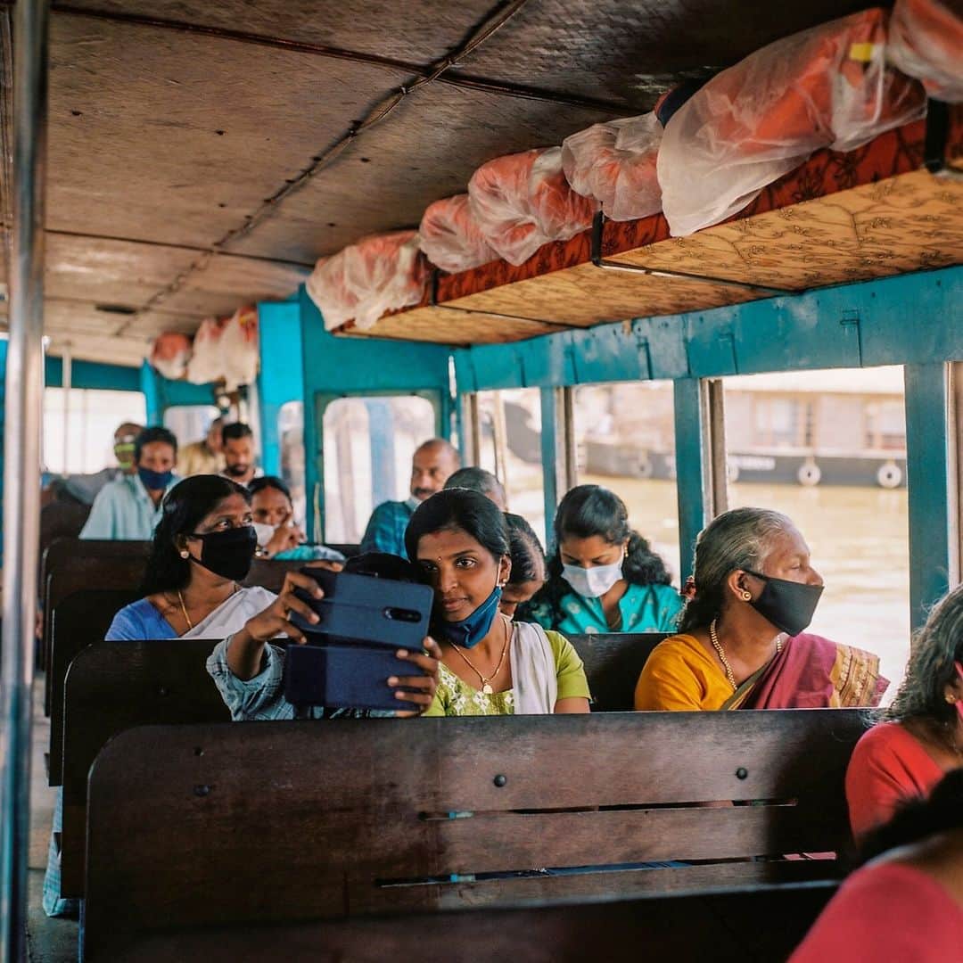 National Geographic Travelさんのインスタグラム写真 - (National Geographic TravelInstagram)「Photo by Sara Hylton @sarahyltonphoto | Residents of India’s southern state of Kerala travel on a passenger ferry along Lake Vembanad, the longest lake in India. It is often faster for locals to commute by boat than by road.   Read the full story at the link in bio. For more on this and other stories, follow me @sarahyltonphoto.」8月10日 1時00分 - natgeotravel