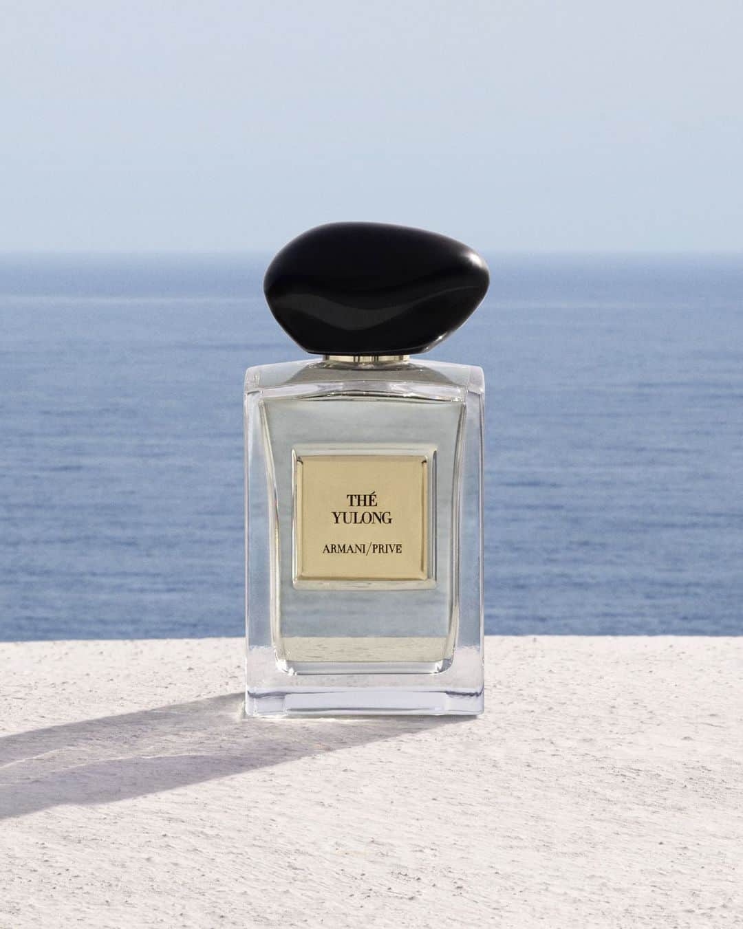 Armani Beautyさんのインスタグラム写真 - (Armani BeautyInstagram)「A fresh and citrusy fragrance. Embrace the unique aromas of Armani/Privé THÉ YULONG, which echo the natural sensations of black and green tea extracts along with sparkling citrus notes, evoking a refreshing summer scent.   #Armanibeauty #ArmaniPrive #HauteCoutureFragrances #TheYulong #SummerScent」8月10日 1時00分 - armanibeauty