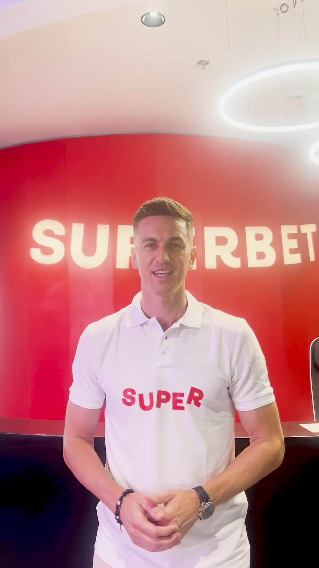 のインスタグラム：「Te aștept Sâmbătă pe plaja hotelului Iaki 👉🏻 detalii aici https://lp.superbet.ro/SuperBeach」