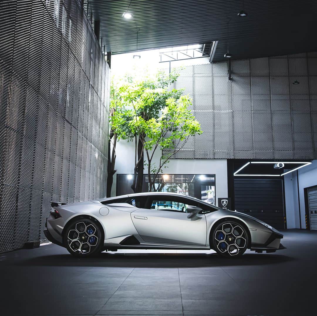 ランボルギーニさんのインスタグラム写真 - (ランボルギーニInstagram)「Connect performance and beauty. And let them drive you beyond. Huracán Tecnica was designed to do just that. It doesn’t matter what kind of driver you are.  #Lamborghini #HuracanTecnica #TakeAllYourSoulsToDrive __ Huracán Tecnica: fuel consumption combined: 14,5 l/100km (WLTP); CO2-emissions combined: 328 g/km」8月10日 1時02分 - lamborghini