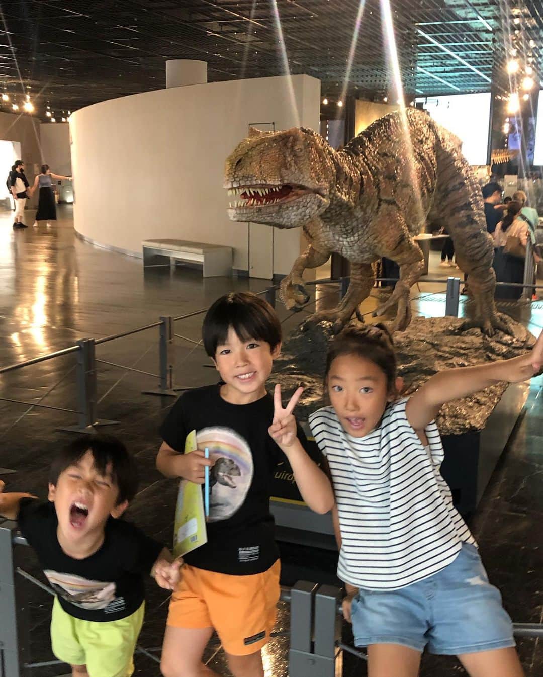 鷲尾春果さんのインスタグラム写真 - (鷲尾春果Instagram)「長男次男が大好きな恐竜を見るために、念願の#福井県立恐竜博物館　へ🦖 迫力ある展示の数々に、子供達は大喜びでした✨ 息子達と一緒に、毎日恐竜図鑑を開いている私も大興奮😆 子供達と私が、こんなに恐竜に詳しくなっていたなんて！とパパもびっくりしていました笑 #夏休み#福井県立恐竜博物館 #恐竜#大好き#男子 #フクイラプトル#ティラノサウルス#スピノサウルス #3きょうだい#👧🏻👦🏻👦🏻#育児#子育て#ママ」8月10日 1時10分 - harukawashio