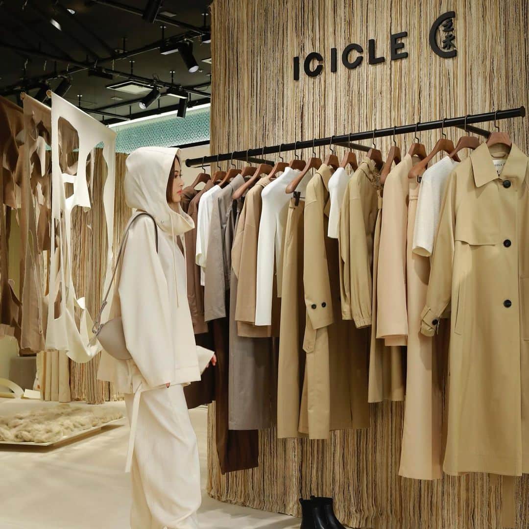 高橋ららさんのインスタグラム写真 - (高橋ららInstagram)「ICICLEが、8/15まで伊勢丹新宿店1Fザ・ステージでポップアップ中🍂✨ 自然をテーマとした洋服やショップの雰囲気が可愛いのでぜひ寄ってみてね🤎🪽  #icicle #アイシクル」8月10日 1時24分 - lala__takahashi