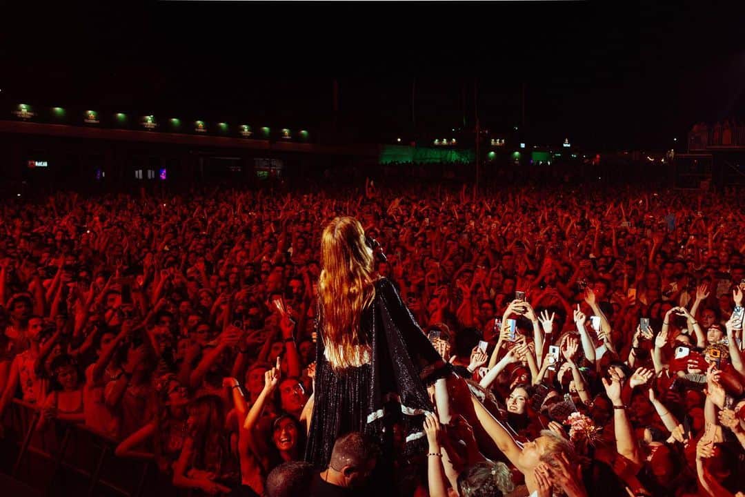 フローレンス・アンド・ザ・マシーンのインスタグラム：「Budapest, Buftea, and Boardmasters, see you this week 🌕 ✨  Photos: @lillieeiger」