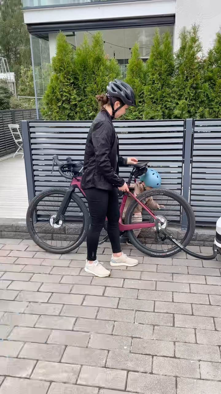 ラウラ・レピストのインスタグラム：「Kaupallinen yhteistyö @lidlsuomi 🚴🏽‍♀️ Ei ole tainnut täällä somessakaan jäädä epäselväksi että pyöräily on meidän perheen juttu.😁🤷🏽‍♀️ Lidliin saapuvien pyöräilyvarusteiden innoittamina, haluttiin jakaa teille meidän pyöräjengin lemppari retkivinkki. Koska pyöräilykauttahan on vielä pitkästi jäljellä!💯  Kuvissa näkyvä meidän lempireitti kulkee Espoon rantaviivaa seuraten aina Suvisaaristoon asti, ja halutessaan siellä pääsee esim. useammasta paikasta reittiveneellä ihanaan saaristomuseo Pentalaan vielä koko elokuun ajan. Reitin pituutta voi kätsysti varioida (pienimmille pyöräilijöille sopivaksi) metron avulla, ja reitille pääsee metrolla helposti Itä-Helsingistä asti. Matkan varrella on kahviloita, ravintoloita, leikkipuistoja, eväs- ja uimapaikkoja, you name it. Täydellinen aktiviteetti sellaseen kiireettömään fiiliksen mukaan haahuiltavaan kesäpäivään. Ne on parhaita.🍃  Videolla näet myös meidän tärpit täsmävarusteisiin, jotka tekee fillaroinnista aikas paljon mukavampaa, mutta joihin lidlimäisen priiman hinta-laatusuhteen takia ei tarvitse investoida maltaita. Lidleihin ympäri Suomen saapuu huomenna myyntiin erä näitä pyöräilytuotteita, jotka testauksen kautta päätyi meillä ahkeraan käyttöön. Tuotteita on saatavilla niin kauan kuin tavaraa riittää.  #lidlsuomi #hintayllättää #pyöräily #pyöräilyreitti」