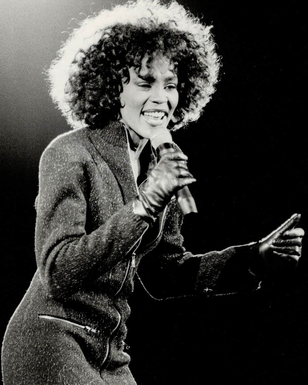 AnOther Magazineのインスタグラム：「Today would have been the 60th birthday of the inimitable Whitney Houston ❤️⁠ ⁠ With some of the most enduring music in history, Houston was a source of fascination to many, with the public initially enthralled by her extraordinary vocal talent – which began in church, singing gospel songs with her mother, Cissy Houston. Her acting career afforded her even more success and fame when she starred in The Bodyguard in 1992, the soundtrack to which she dominated with hits like I Will Always Love You. ⁠ ⁠ In light of her birthday, we look back to some of Houston’s most memorable music videos. Link in bio 📲⁠ ⁠ 📸 #WhitneyHouston performing in Canada, 1987. Courtesy of Getty⁠」