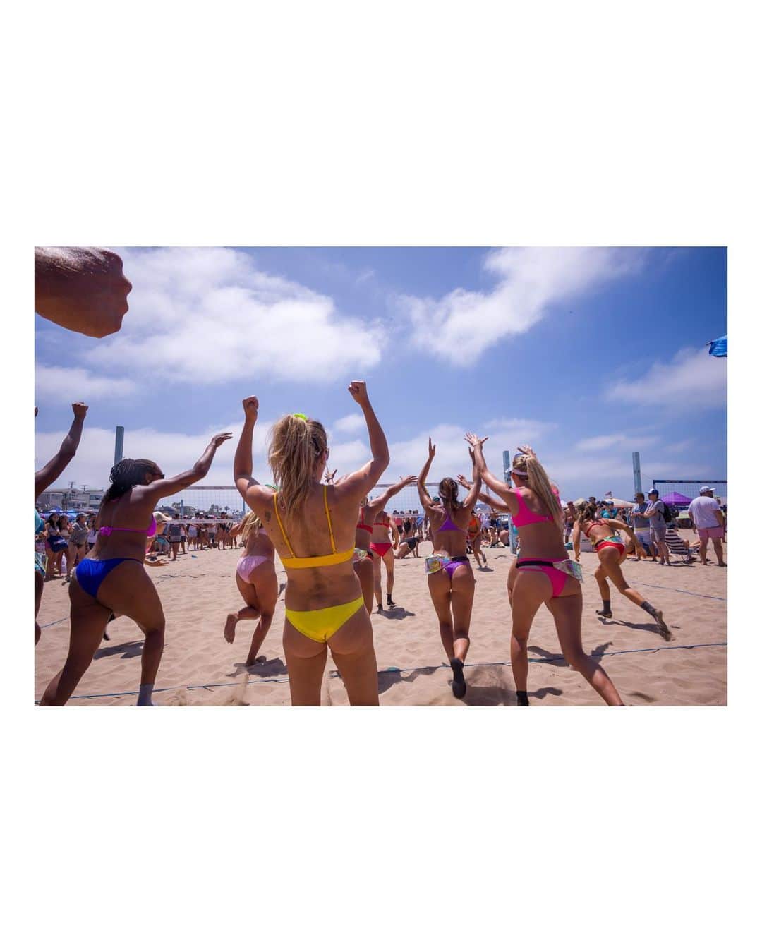 Pete Halvorsenさんのインスタグラム写真 - (Pete HalvorsenInstagram)「The Charlie Saikley 6-Man Tourney always brings out the best in Manhattan Beach. Here is the first of a few posts from the weekend on the hot sand of the legendary south side of the Manhattan Beach Pier.   Leica M11 - 90 mm + 50 mm + 21 mm / #MB6man」8月10日 1時19分 - petehalvorsen