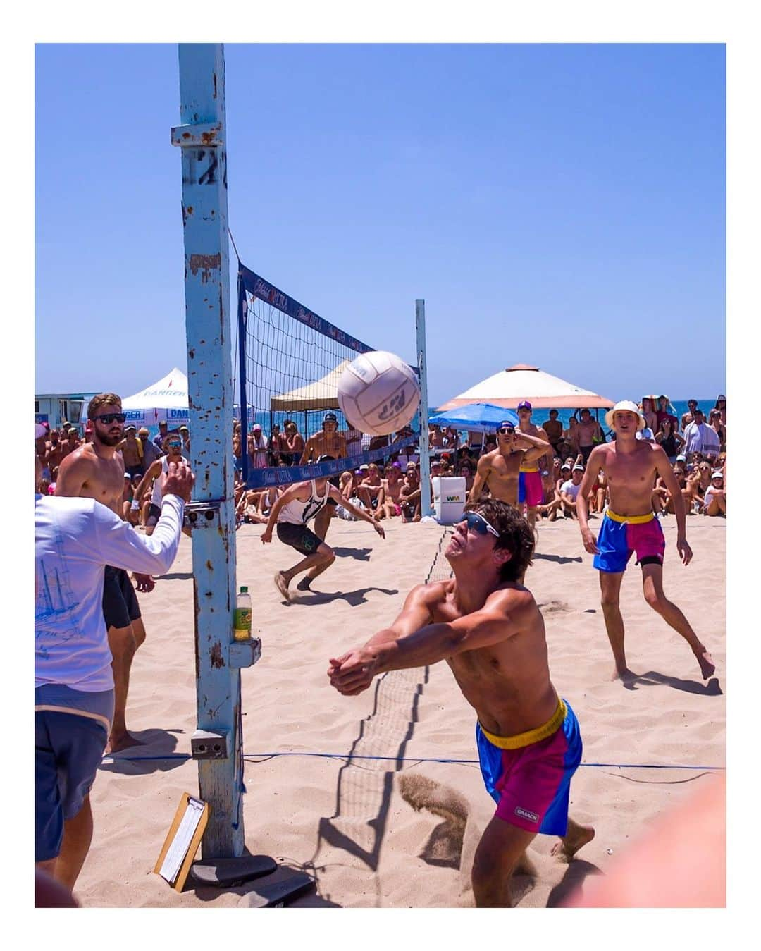 Pete Halvorsenさんのインスタグラム写真 - (Pete HalvorsenInstagram)「The Charlie Saikley 6-Man Tourney always brings out the best in Manhattan Beach. Here is the first of a few posts from the weekend on the hot sand of the legendary south side of the Manhattan Beach Pier.   Leica M11 - 90 mm + 50 mm + 21 mm / #MB6man」8月10日 1時19分 - petehalvorsen