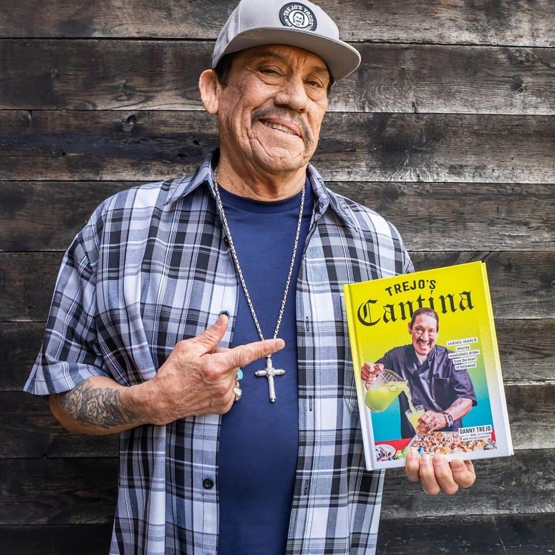 ダニー・トレホさんのインスタグラム写真 - (ダニー・トレホInstagram)「Happy #NationalBookLoversDay! Go grab yourself a signed copy of my latest cookbook #TrejosCantina! ➡️ *Links Page in Bio*  #trejostacos #dannytrejo」8月10日 1時26分 - officialdannytrejo