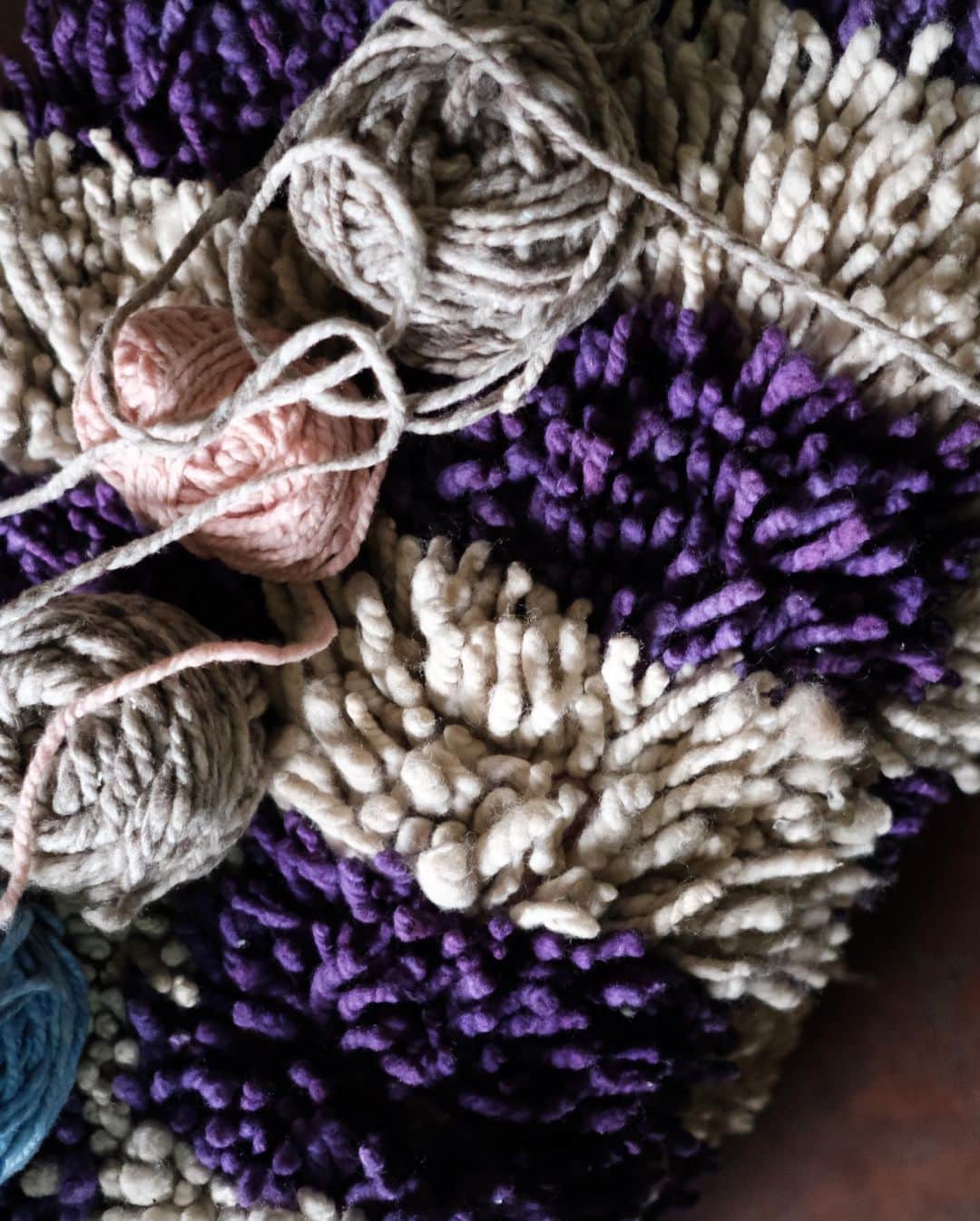 鎌田安里紗さんのインスタグラム写真 - (鎌田安里紗Instagram)「手紡ぎ、手織り、手編み、手の仕事たちもうつくしい  💛💛💛  機織りをしているピーターさんは、お祖母さんが織りの仕事をしていて、どんどんと生地が生まれていく様子が魔法のようで感動して、自分もやりたいと思ったと言っていた。  機織り機を自作して、土壁の小屋を建て、そのちいさな小屋の中でガシャンガシャンと機織りしていた。とてもきれいだった。」8月10日 1時30分 - arisa_kamada