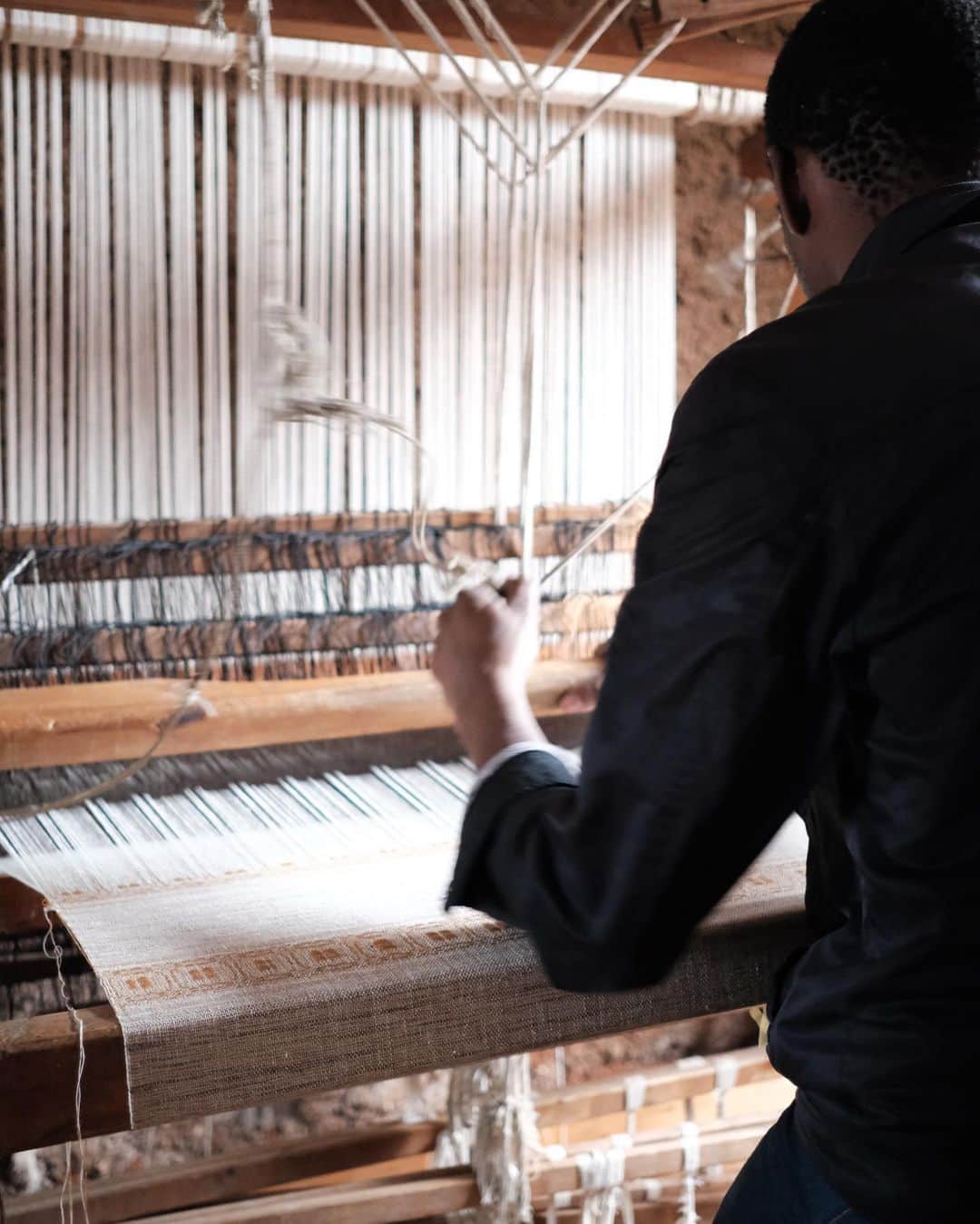鎌田安里紗さんのインスタグラム写真 - (鎌田安里紗Instagram)「手紡ぎ、手織り、手編み、手の仕事たちもうつくしい  💛💛💛  機織りをしているピーターさんは、お祖母さんが織りの仕事をしていて、どんどんと生地が生まれていく様子が魔法のようで感動して、自分もやりたいと思ったと言っていた。  機織り機を自作して、土壁の小屋を建て、そのちいさな小屋の中でガシャンガシャンと機織りしていた。とてもきれいだった。」8月10日 1時30分 - arisa_kamada