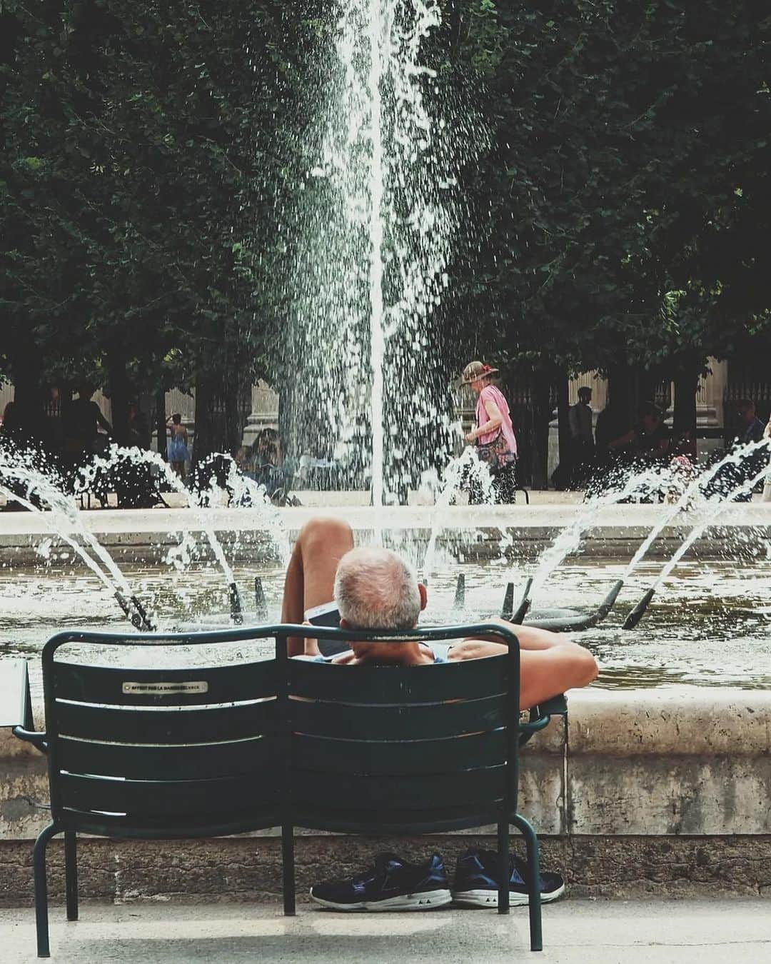 My Little Parisのインスタグラム：「“Un été allongé svp”. 🇬🇧: Summer lying (down).  (📸: @‌didineta )」