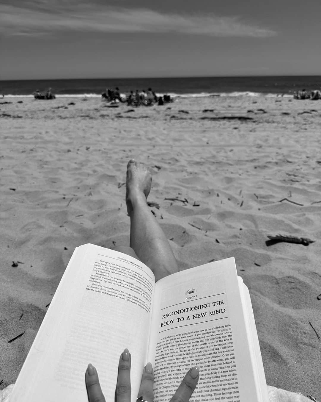 ジュリアン・ハフのインスタグラム：「The beach and a good read ☀️   Love getting to spend a little me-time in the sun and learn more about different practices I can do for my mind, body, and soul.」