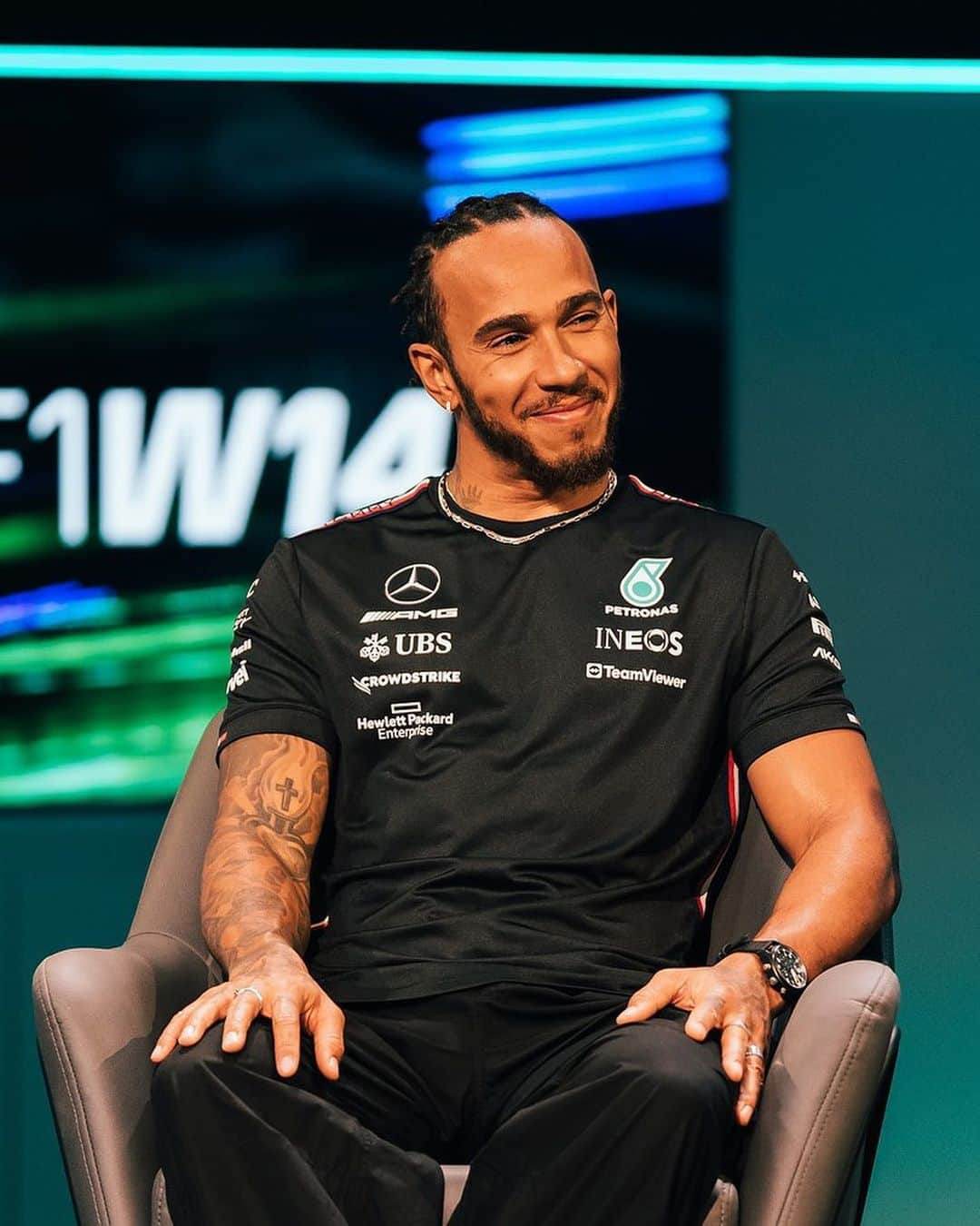 MERCEDES AMG PETRONASさんのインスタグラム写真 - (MERCEDES AMG PETRONASInstagram)「Get that George and Lewis look. 😍  Make the most of our Summer Sale with 20% off Team Driver Tees in our store. Head to our link in bio now. 👌」8月10日 1時51分 - mercedesamgf1