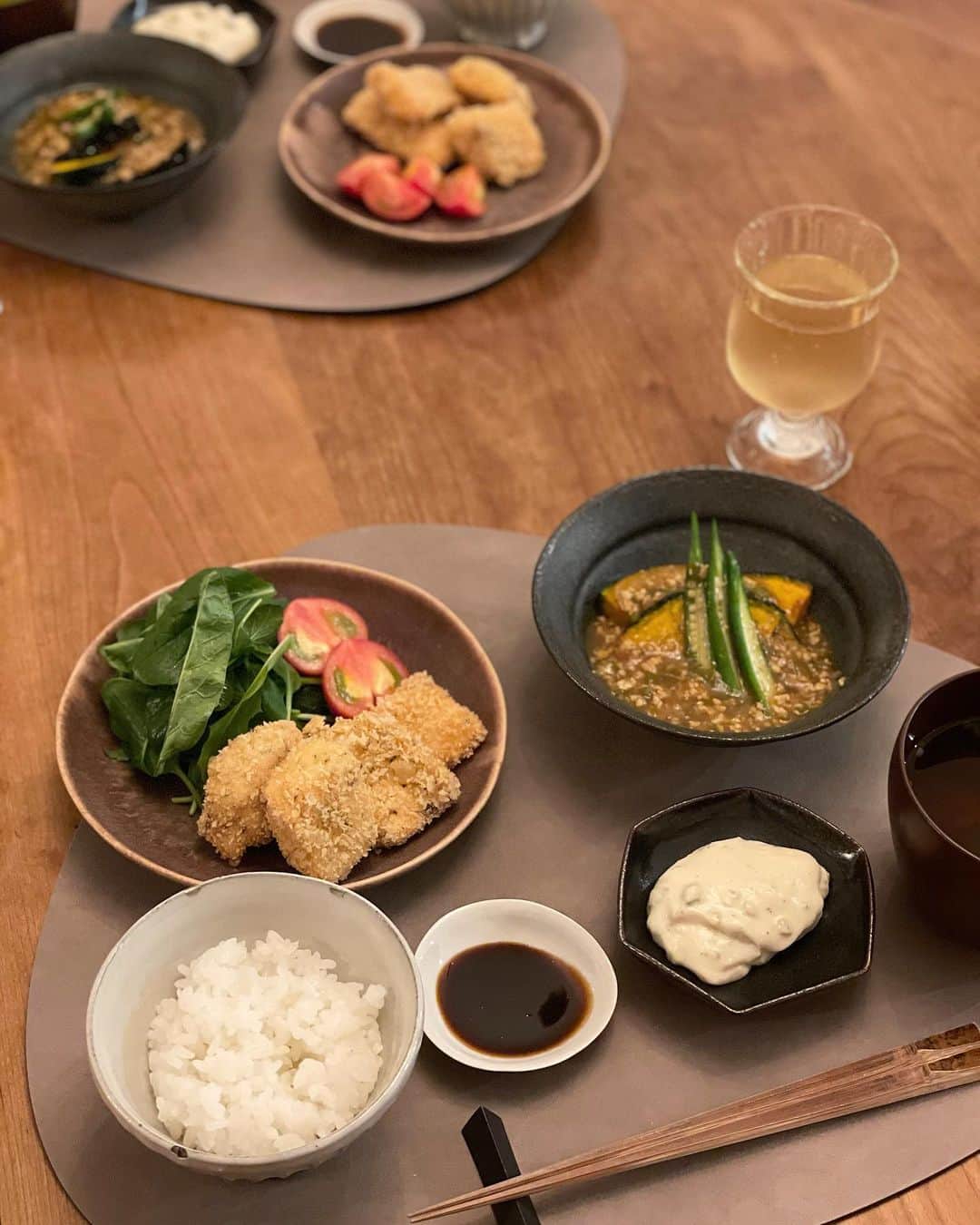 松見早枝子のインスタグラム：「#秋鮭 が出てきましたねー🐟 ・ 早速買ってきて、今夜は#秋鮭のフライ に🥢 大好きな食べ方です😋 ・ 骨を抜いて皮を引いたら、大きめ一口大の4等分にカット。 ・ ハーブ塩を振って、ペーパーで包んで軽く水抜きを。 ・ 秋鮭は水気が多いので、何に使うにしても、軽く塩を振ってしばらくペーパーで包んで冷蔵庫に置き、少し水気を取ると良いですよー👌✨ ・ あとは、普通に小麦粉、卵、パン粉を付けて、180℃の油で3分ほど揚げます。 ・ 今朝作った豆腐の残りの豆乳があったので、ホワイトソースにして、普通のソースと共に出し、味変を楽しみながら😊 ・ 油を使うついでに、かぼちゃスライスを160℃の油で素揚げに。 茹でオクラと一緒に、カレー風味の鶏あんかけをかけて。 ・ あとは生野菜、お味噌汁、ごはんでした😊 ・ たまに揚げ物、美味しいなぁ♥️ ・ ・ #うちごはん #おうちごはん #魚料理 #魚菜食 #粮理家 #ウェルネスフードスタイリスト #松見早枝子 #japanesefood #japanesedinner #wellnessfoodstylist #saekomatsumi」