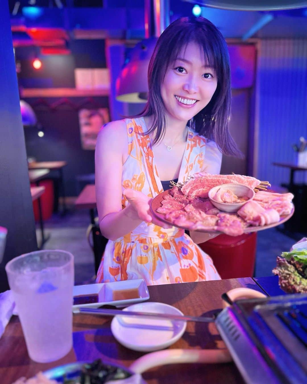 のインスタグラム：「この間、ネオンな店内装飾がフォトジェニック♡ 新大久保にあるNEO韓国酒場✨ コギダ29に行ってみたよー🇰🇷 * ♦️韓国サムギョプサルセット サムギョプサル用新鮮野菜と 手作りパンチャン5種が食べ放題 ♦️サムギョプサルの定番厚切り豚バラ ♦️薄切り豚バラ ♦️上牛タン ♦️並牛タン ♦️コプチャン ♦️チーズチヂミ ♦️チーズトッポギ これだけボリューム満点メニューで 3000円というリーズナブルで堪能出来るのでビックリ。 +1000円で飲み放題も付けれるんです🍷 雰囲気が良いので女子会にぴったり💕  @kogida29_okubo #コギダ29 #新大久保グルメ」