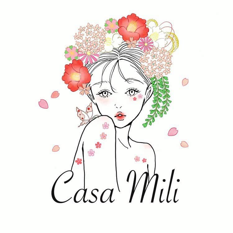 美蘭レンナのインスタグラム：「. 【Casa  Mili】 カーサミリ . . ＊Concept＊ イタリア語でCasaは"家" という意味 どこかの国の"Casa" に住む " Mili" が作るキャンドルが 皆さまのお家"Casa" で癒しの存在になってくれたら という思いを込めて . . . 2023.8.10 オリジナルブランドを立ち上げました😊 @casamili_official   主にハンドメイドのオリジナルキャンドルを 制作、販売していきます🥰🕯️💕 . . HPも開設しました！ 作品や販売開始についてはまた徐々にアップしていきます！  長年の夢をこうして叶える事ができ、本当に嬉しいです💓 皆さまの元へCasa  Mili🕯️がお届けできるよう、 精進致します😊🕯️💓  Casa  Mili  美蘭レンナ . . . #お知らせ#ブランド#オープン #カーサミリ#略して#カサミリ #ハンドメイド#キャンドル #キャンドルのある暮らし #ソイキャンドル#アロマワックスサシェ #精油#精油ブレンド#ボタニカル #ボタニカルキャンドル #jca#キャンドルアーティスト #handmade#candle#candlemaking #japanesecandles」