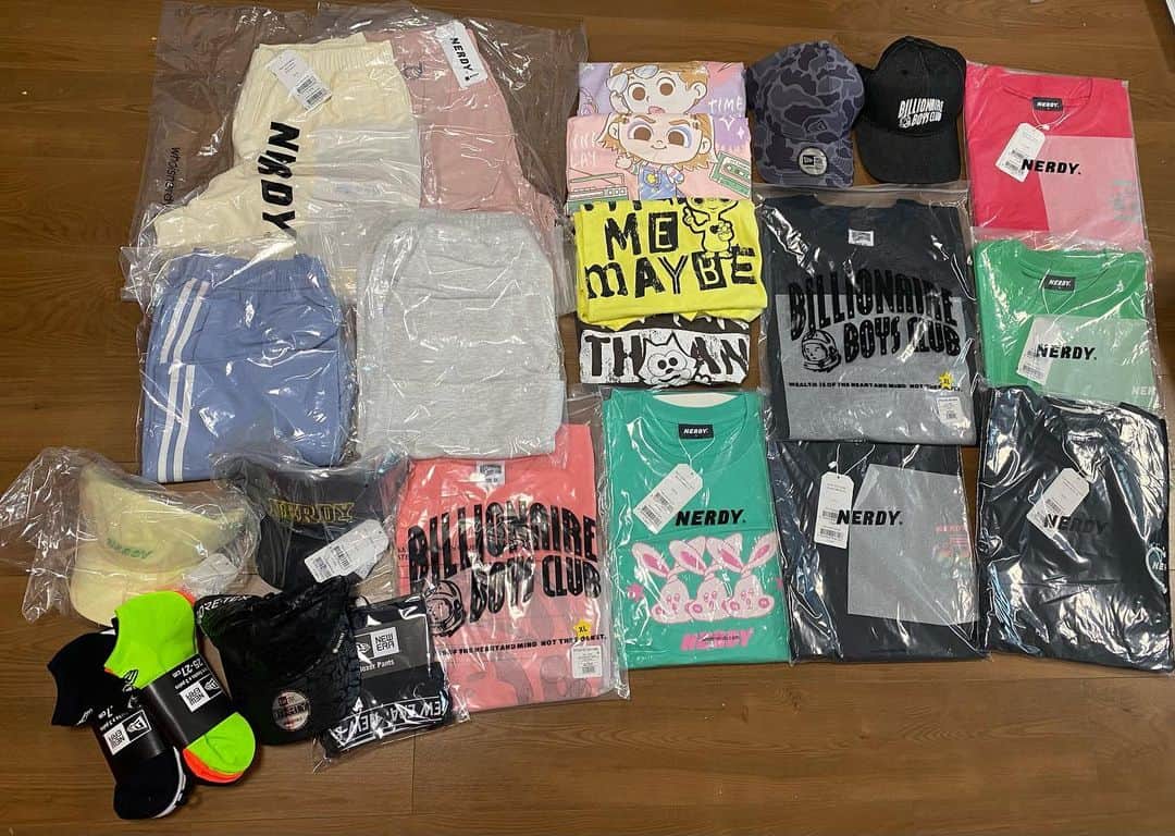 のインスタグラム：「大木さんと買い物したやつー。  Tシャツ11枚 短パン4枚 帽子５個 など。  また買い物行きたいしん！ #買い物　#クロちゃん」