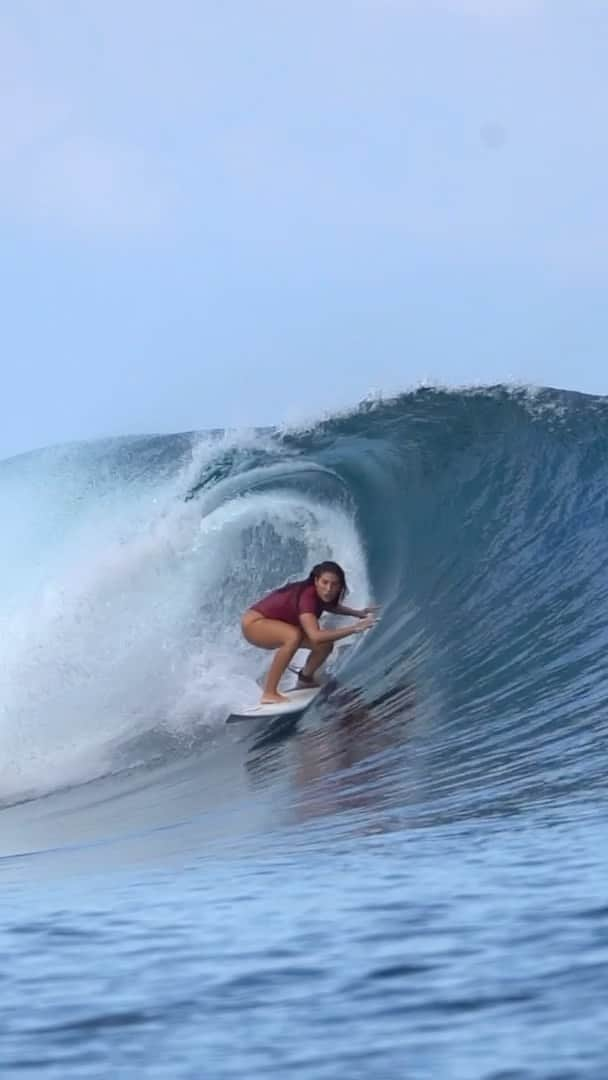 Rachel Apollonioのインスタグラム：「Shampoo de leve mas falta pouco pra eu estar la dentro, vai?! 😂 quero muito!  Avançando os níveis aos poucos.. essa foi meu pico favorito da viagem: the hole 🌊 🤍  #Mentawai」