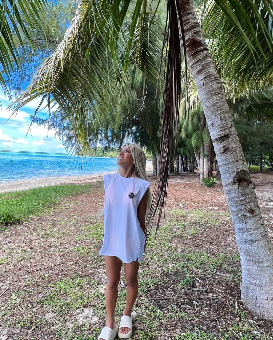 やよさーんさんのインスタグラム写真 - (やよさーんInstagram)「. 🌴と🌴のタンクトップのコラボは最強すぎる😭😭🌴🌴🌴 🌴が大好きすぎて最近海より🌴が好きなんじゃないかって思ってきた🤣🤣くらい🌴が好き🤩🌴 . この可愛い🌴のタンクトップは私の御用達ショップでgetしましたん💙💙もちろんメンズも着れる⤴︎🌞 今日までSALEやってるみたい🤩🤩 @oldrookie.shop  . . #🌴🌴🌴 #ヤシの木 #fashionblogger #ootd #outfit #サーファーガール #ビーチガール #surf #タンクトップ #海好き女子 #海好きな人と繋がりたい」8月10日 11時23分 - yayosaan