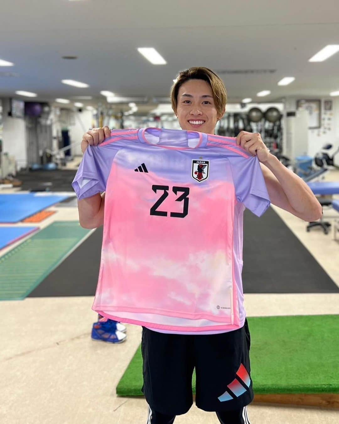 周東佑京のインスタグラム：「.  アスリートとして、Team adidasとして世界で戦う「なでしこジャパン」を応援してます⚽️ 次戦は8月11日 準々決勝のスウェーデン戦 なでしこジャパンを全力で応援しましょう🔥勝利を信じて🤞   @adidastokyo #FIFAWWC #なでしこジャパン  #咲き誇れ #createdwithadidas」