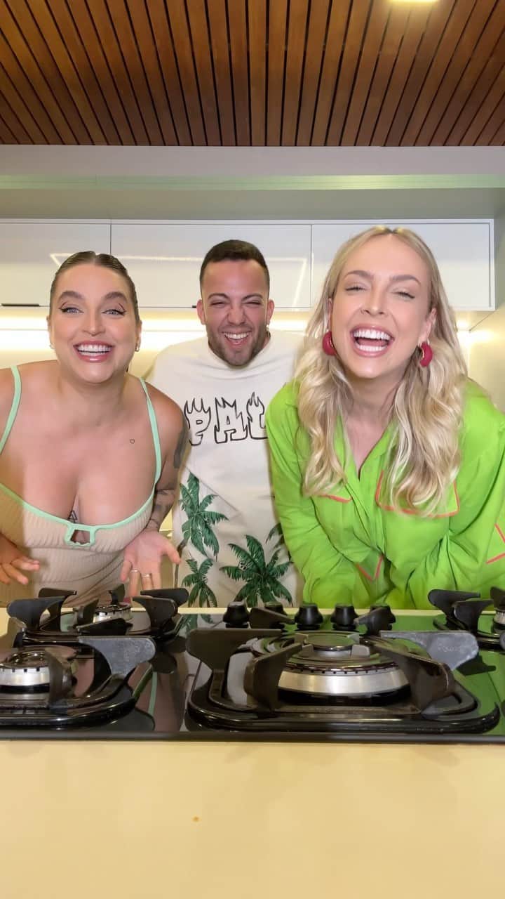 Bruna Unzuetaのインスタグラム：「ANEL DE CEBOLA COM QUEIJO E DORITOS 😋 O caos nessa cozinha kkkkkkkk É muuuito fácil e uma delícia!!! Façam!  Ingredientes: Cebola Doritos Queijo mussarela Farinha de trigo Ovo  ❤️」