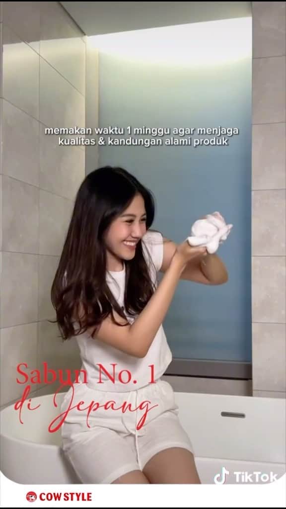 COWSTYLEIDのインスタグラム：「Inspirasi Sunday reset dari kakak cantik @shazhaniaa supaya weekend & seminggu ke depan mood kamu lebih happy 🥰♥️   Ngga bakal bosen nonton videonya berulang-ulang dan ngga bakal bosen mandi pakai Beauty Soap Red Box bertahun-tahun 😉  #cowstyleindonesia #cowstylebeauty #beautysoapredbox #redboxsoap #japanesesoap #sabunjepang #shasazhania」