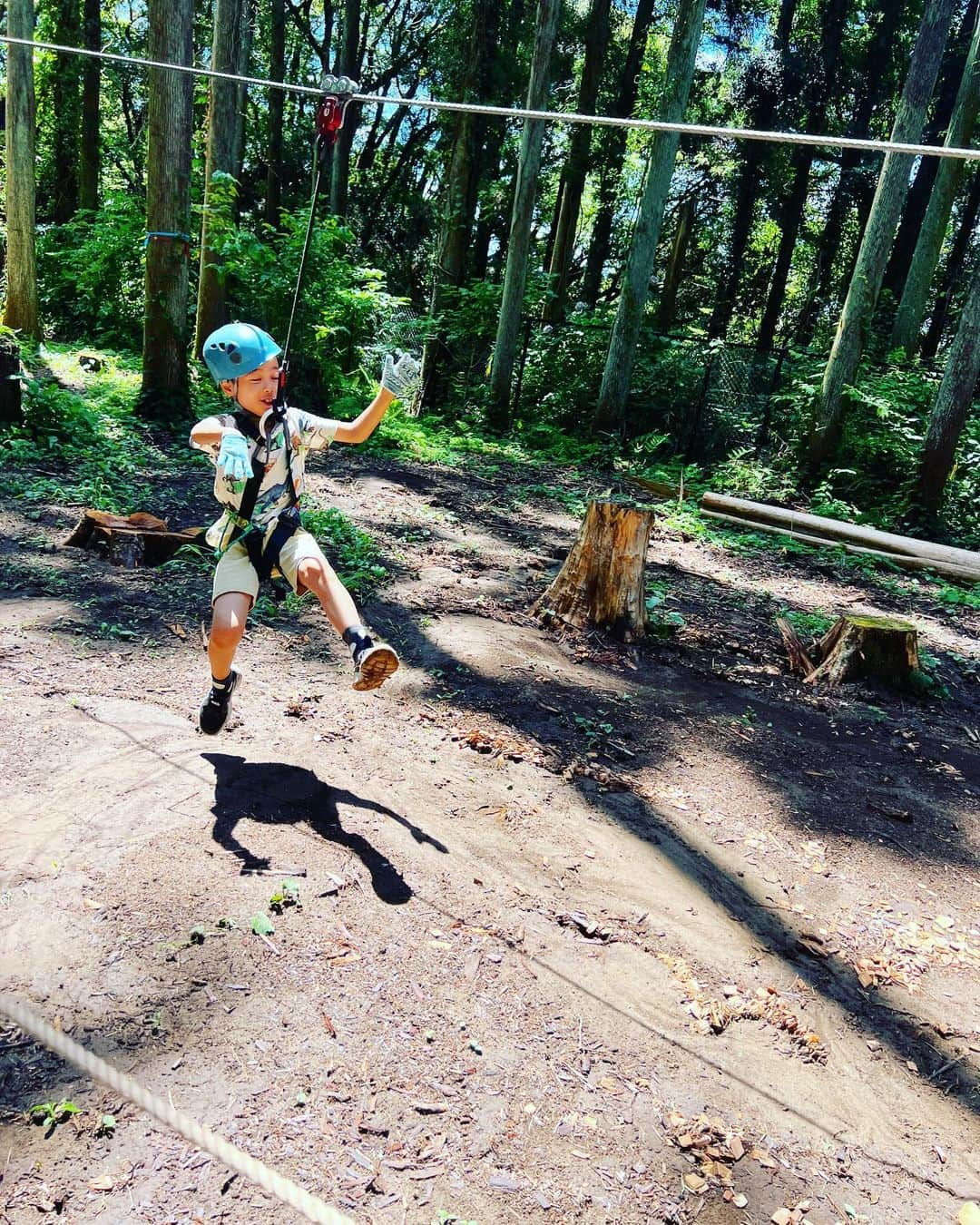 ニーコさんのインスタグラム写真 - (ニーコInstagram)「夏休みリゾート🏝️④アスレチック リゾート施設内にある「ターザニア」で早朝からアスレチック体験🐒 慎重派のじゅちは小学2年生ギリギリOKのキッズコースで😜朝の爽やかな森の中で汗だくになりながらめっちゃ楽しんでました👍🏻👍🏻👍🏻 まさに"達成感"な写真！ 来年からは親子で普通のコースに挑戦だね🤩ニーコもびびりやから付き合えるかな〜😅一緒にやりたいけどな〜💪🏻 #夏休み#リゾート#家族旅行#リソルの森 #ターザニア#アスレチック#小学2年生」8月10日 11時32分 - neeko_isuzu