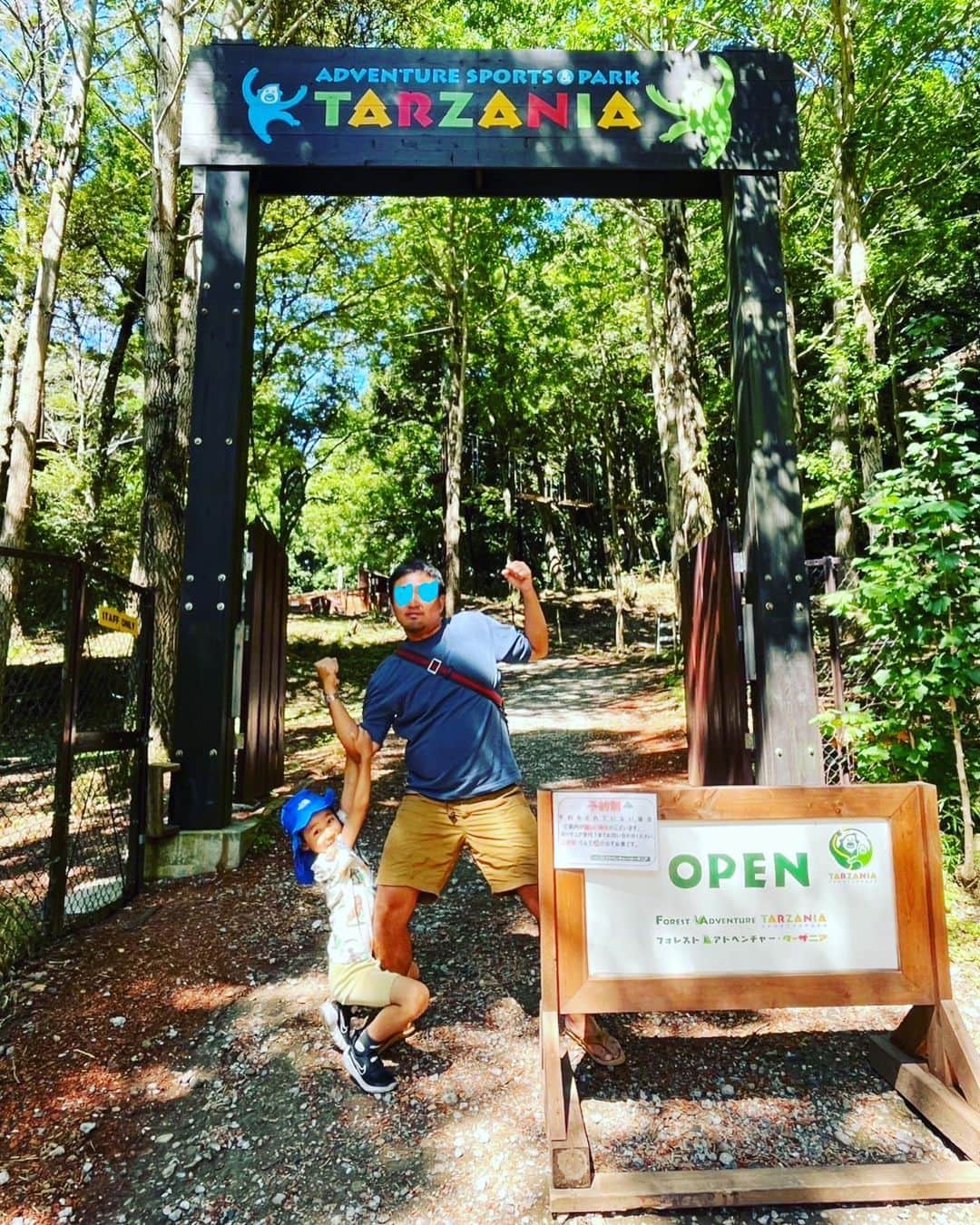 ニーコさんのインスタグラム写真 - (ニーコInstagram)「夏休みリゾート🏝️④アスレチック リゾート施設内にある「ターザニア」で早朝からアスレチック体験🐒 慎重派のじゅちは小学2年生ギリギリOKのキッズコースで😜朝の爽やかな森の中で汗だくになりながらめっちゃ楽しんでました👍🏻👍🏻👍🏻 まさに"達成感"な写真！ 来年からは親子で普通のコースに挑戦だね🤩ニーコもびびりやから付き合えるかな〜😅一緒にやりたいけどな〜💪🏻 #夏休み#リゾート#家族旅行#リソルの森 #ターザニア#アスレチック#小学2年生」8月10日 11時32分 - neeko_isuzu