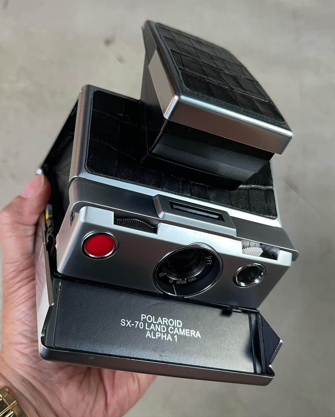 滝沢伸介のインスタグラム：「POLAROID . SX-70 ALPHA MODEL  ポラロイド社の1970年代に製造されたビンテージカメラを1点1点丁寧にレストアし組み上げたものをカスタマイズしました。もちろん Polaroidオフィシャルです。時間がかかってしまいましたがようやく発売。 ⚫️SPEC WIDTH105(mm)×HEIGHT43(mm)×DEPTH173(mm) ・SHUTTER SPEEDS : 1/175 ～ 14sec ・CAMERA TYPE : SLR (一眼レフ) ・FOCUS : Manual ・FILM TYPE : SX-70 ・LENS：116mm f/8 ・WEIGHT : 0.74kg ・POWER SUPPLY : 1x battery in filmpack  23120PIN-AC01 PLASTIC / COW LEATHER #neighborhood  #Polaroid」