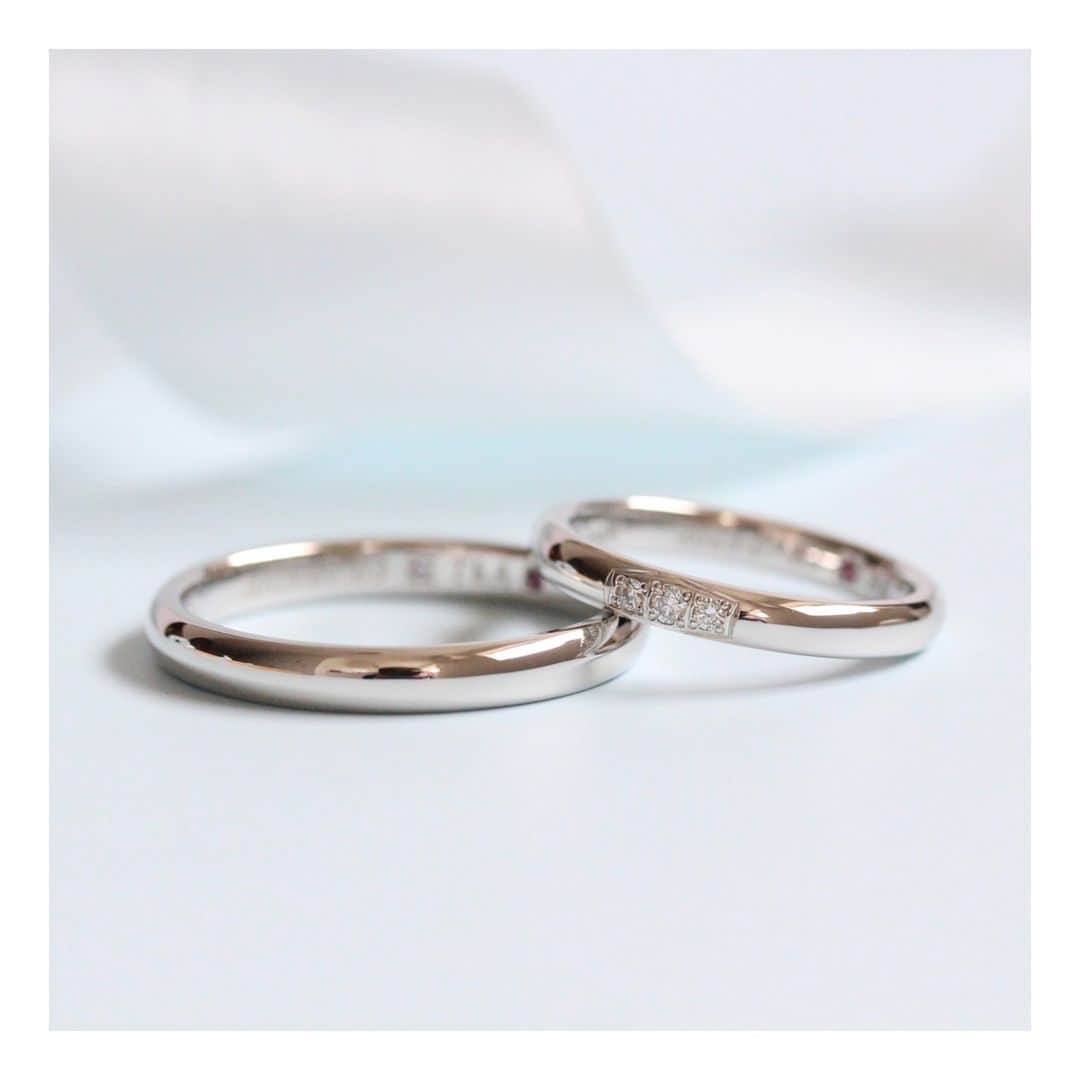 ith / イズ オーダメイド結婚指輪さんのインスタグラム写真 - (ith / イズ オーダメイド結婚指輪Instagram)「たくさんの試着を経て、 “一番これがしっくりくるね” と 手にしたシンプルなデザイン。  男性は、0.1mm単位で ボリュームにこだわりました。  女性は、ボリュームに加えて ダイヤモンドの留め方にも。  お二人が細部までこだわった 素敵な結婚指輪が完成しました。  ▽ 指輪について 結婚指輪(男性)：ピアチェーレ Pt950：117,000円〜  結婚指輪(女性)：フルオーダー Pt950：要お見積もり  お問い合わせコード：23896  *********************************** ⧉ ith 公式WEB  @ith_marriage アカウントTOPへ 　 ☞ プロフィールURLをタップ  ⧉ 暮らしに寄り添うジュエリー  ith online store ☞ @ith_jewelry   ***********************************  #結婚指輪 #マリッジリング  #プラチナ #シンプル #名古屋花嫁 #カスタマイズ #オーダーメイド #オーダーメイドリング #手仕事 #結婚指輪オーダー #アトリエ #ゴールドリング #ダイヤモンド #結婚指輪探し #結婚指輪選び #指輪選び #指輪探し #結婚準備 #婚約 #プロポーズ #プレ花嫁  #花嫁準備 #2023秋婚 #2023冬婚  #2024春婚 #2024夏婚 #職人」8月10日 11時35分 - ith_marriage